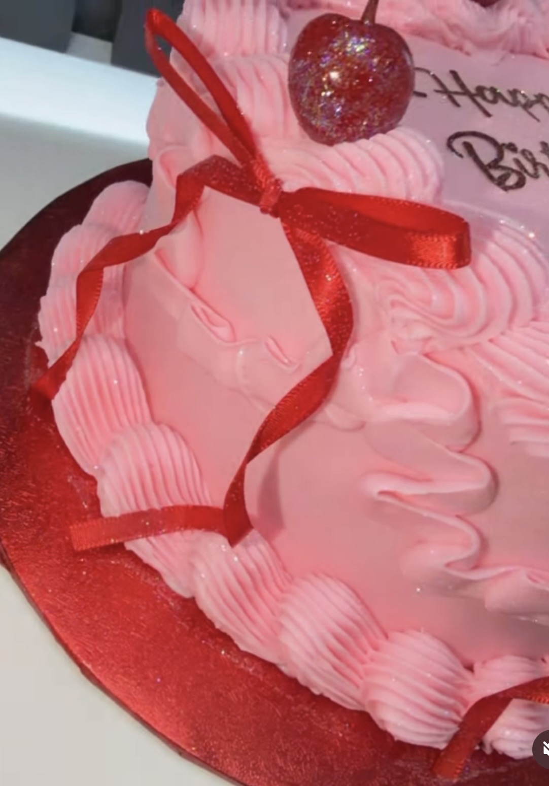 Bizcocho rosado con lazo rojo por encargo en Puerto Rico
