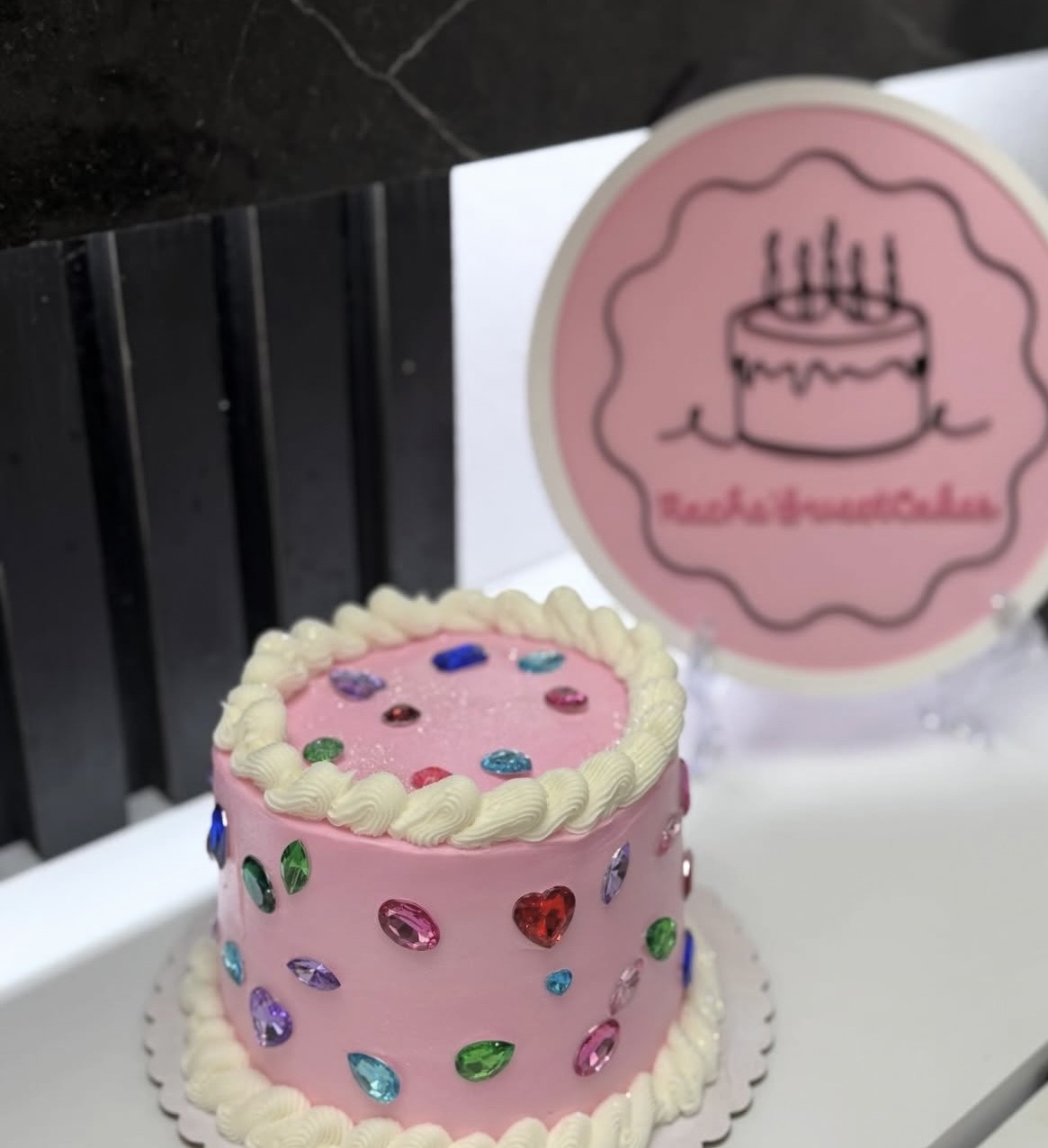Mini cake rosado con joyas comestibles por encargo en Bayamón
