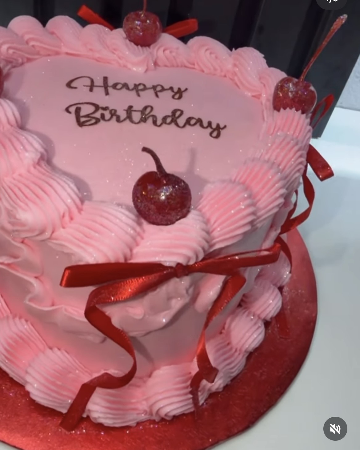 Bizcocho rosado de cumpleaños con cerezas por encargo en Bayamón